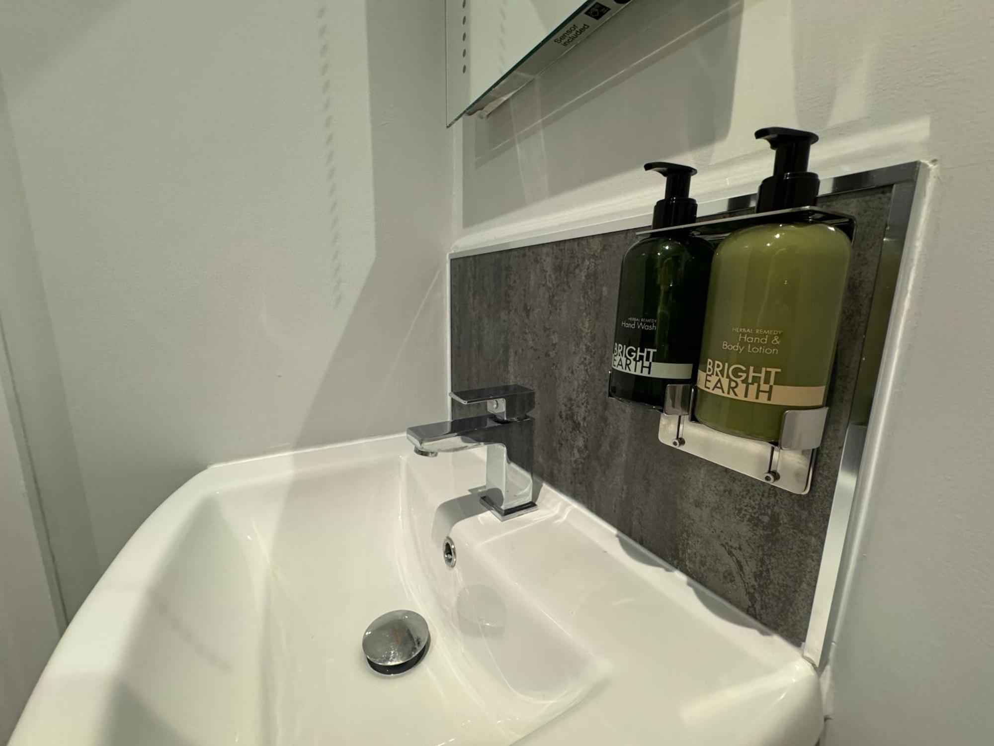 ホテル Lymm Living ワーリントン エクステリア 写真