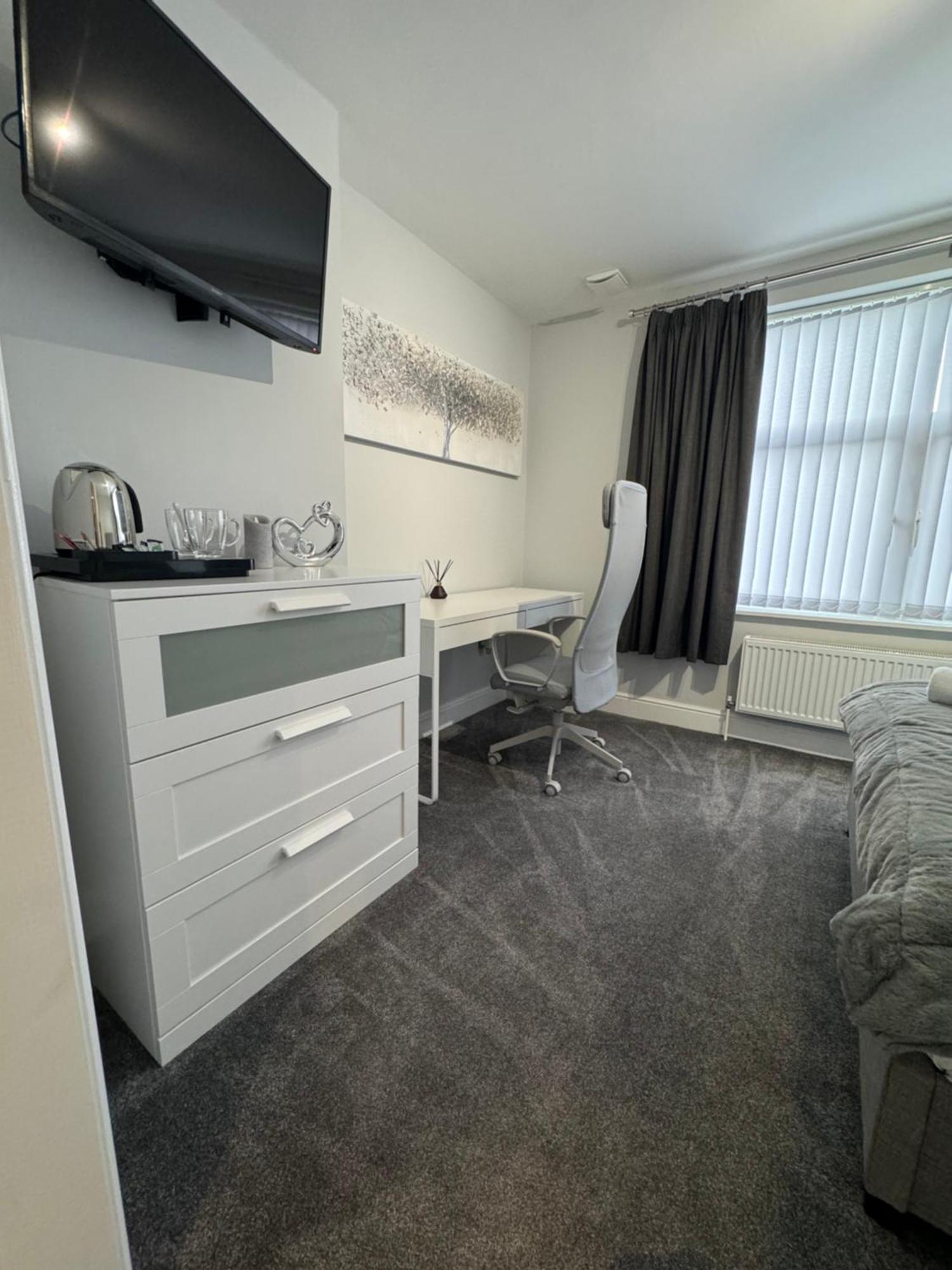 ホテル Lymm Living ワーリントン エクステリア 写真